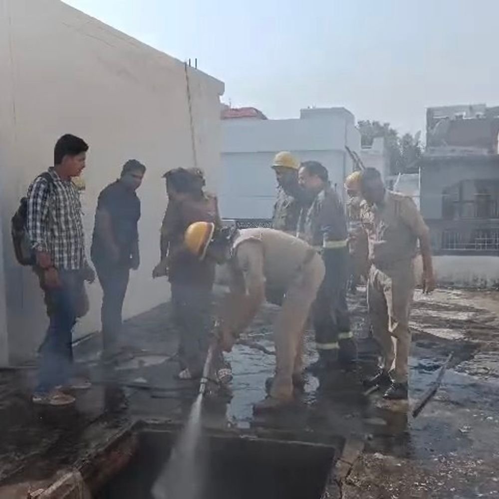 मुजफ्फरनगर में कारोबारी के बंद मकान में आग:शॉर्ट सर्किट की आशंका, छत का जाल तोड़कर अंदर घुसे दमकलकर्मी