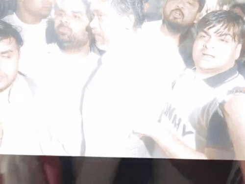 आगरा में सपा प्रत्याशी आकाश अग्रवाल से मारपीट, VIDEO:मतगणना स्थल पर कुर्ता फाड़ने का आरोप,माहौल गर्माया