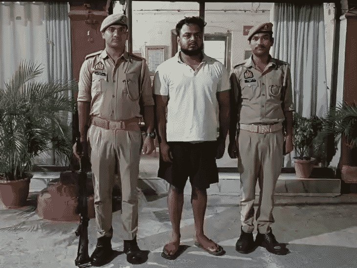 गोरखपुर थप्पड़ कांड में एक गिरफ्तार:निष्कासित सपा नेता को ढूंढ रहीं 4 टीमें, फायर मिस होने से बची पूर्व जिलाध्यक्ष की जान