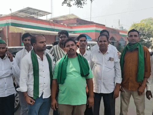 किसानों की समस्याओं को लेकर डीएम ऑफिस पहुंची भाकियू तेवतिया:गांव में जलभराव, बच्ची का आधार नहीं बनने और जमीन पर कब्जा न मिलने की शिकायत