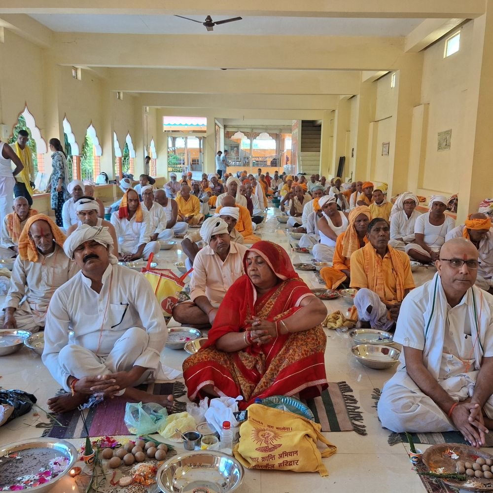 बलिया गायत्री शक्तिपीठ में पितृ तर्पण:विधि-विधान संग हुआ पिंडदान, पूर्वजों की शांति के लिए धार्मिक अनुष्ठान