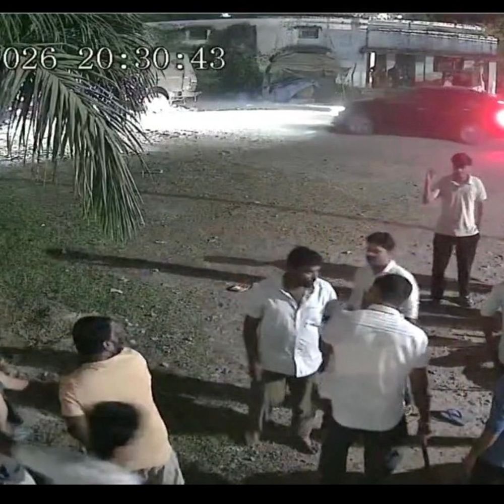 हरदोई में दो पक्षों सड़क पर मारपीट:मौके पर खड़ी तीन गाड़ियों में तोड़फोड़, वारदात CCTV में कैद