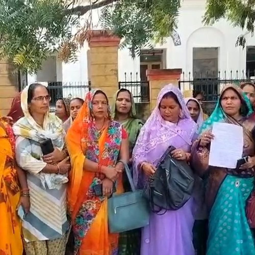 ‘2 हजार में दम नहीं, 20 हजार से कम नहीं’:मैनपुरी में मानदेय बढ़ाने के लिए महिलाओं का प्रदर्शन, 9 ब्लॉकों की महिला कैडर पहुंचीं डीएम कार्यालय