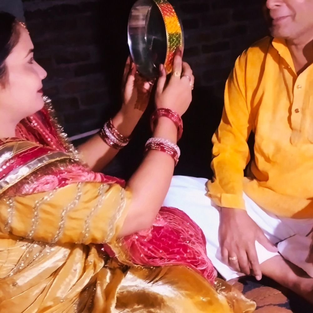 गोरखपुर में करवा चौथ का पर्व:सुहागिनों ने सुनी पावन कथा, बादलों के बीच हुआ चंद्र दर्शन