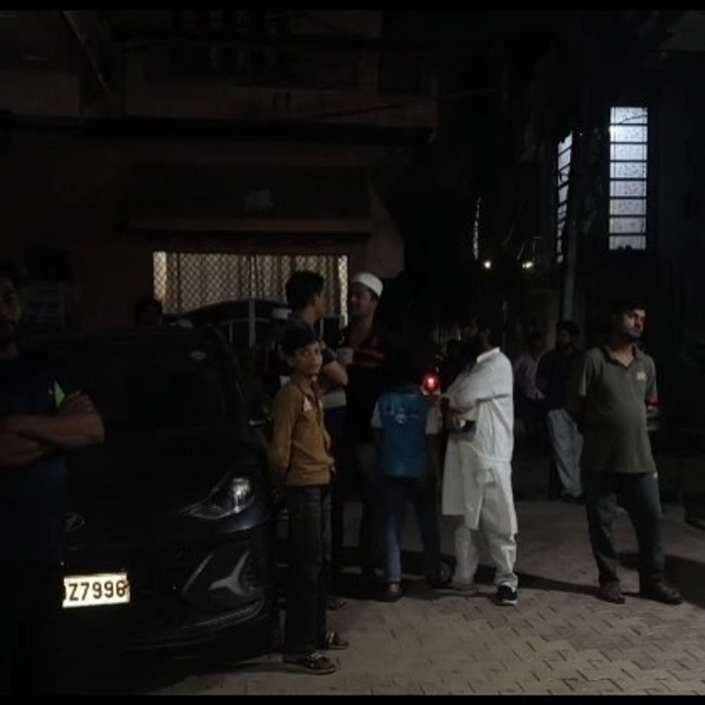 मेरठ में कपड़ा कारोबारी के घर पर फायरिंग:2 बाइकों से आए 5 नकाबपोश बदमाशों ने की वारदात, CCTV सामने आया