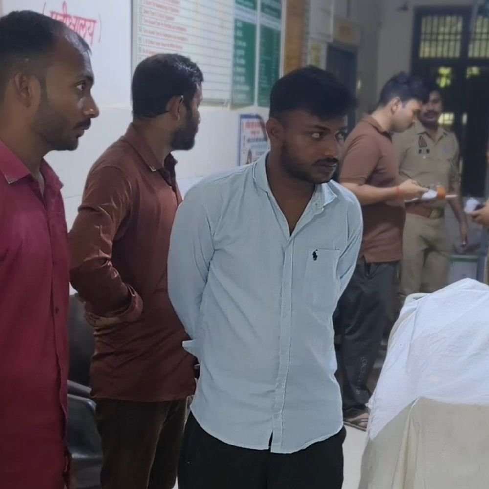 कानपुर में अज्ञात वाहन की टक्कर से पिता-पुत्र की मौत:सचेंडी में दामाद से मिलकर लौटते समय हुआ हादसा, पुलिस जांच में जुटी