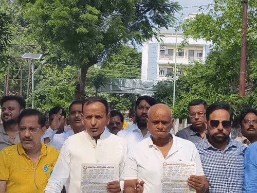 कानपुर के GST ऑफिस में व्यापारियों का प्रदर्शन:बोले- पुराने वैट टैक्स के नोटिस भेजकर वसूली कर रहे अफसर-कर्मचारी