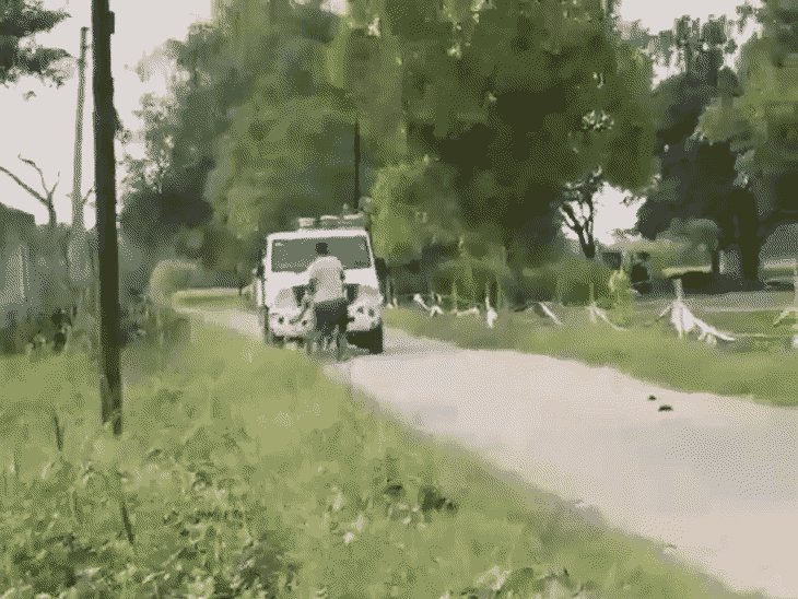 बुलंदशहर में बेटे ने पिता को सड़क पर घसीटा, VIDEO:गाड़ी में डालकर पीटा, पुलिस जांच में जुटी