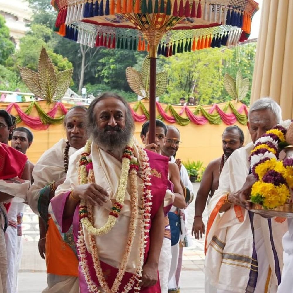 मेरठ में नवरात्रि महोत्सव:श्रद्धालुओं ने मूल सोमनाथ शिवलिंग के 176 पवित्र अवशेषों के दर्शन किए