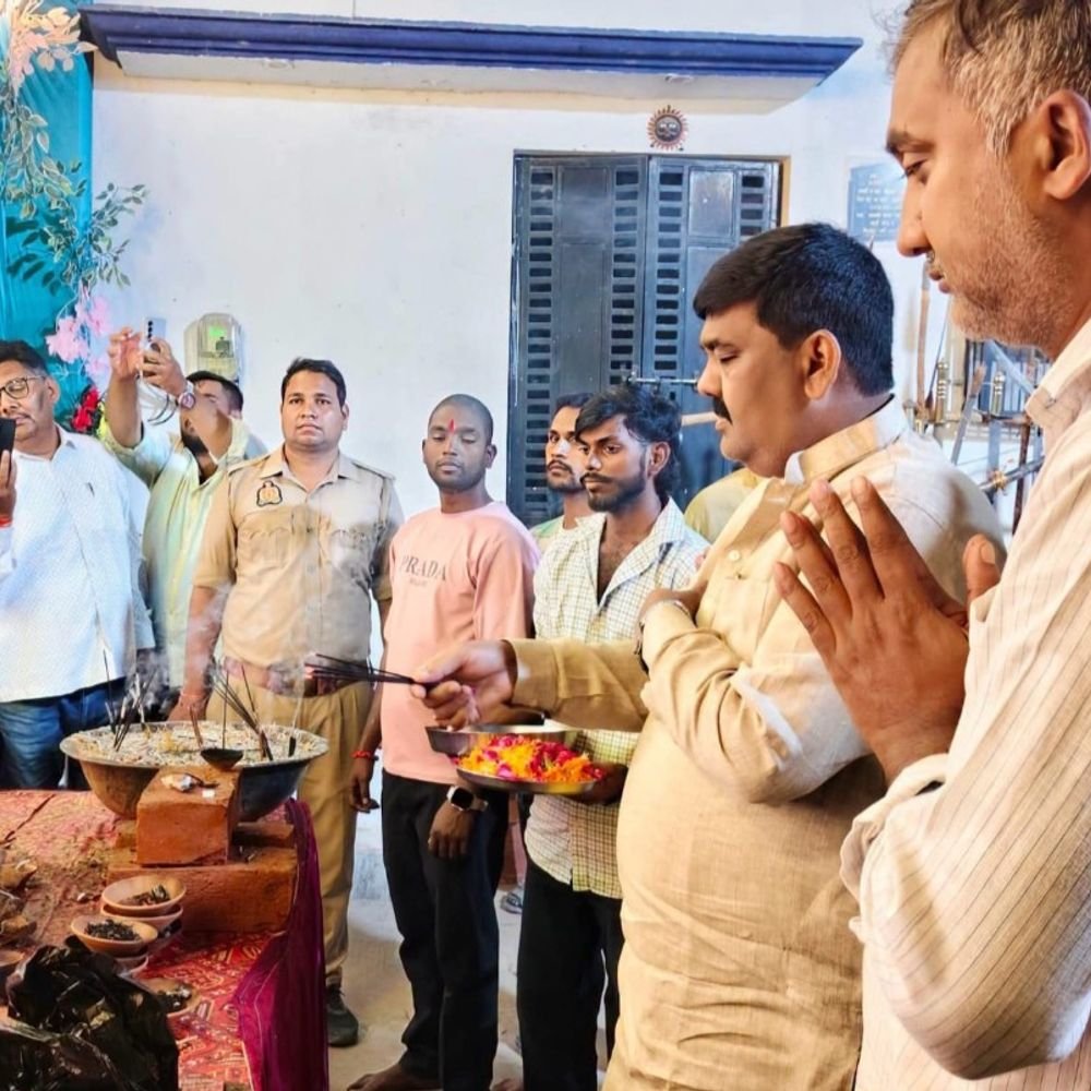 महाअष्टमी पर शस्त्र पूजन:मां कालरात्रि दुर्गा पूजा समिति और सोनकर अखाड़े के युवाओं ने दिखाए करतब