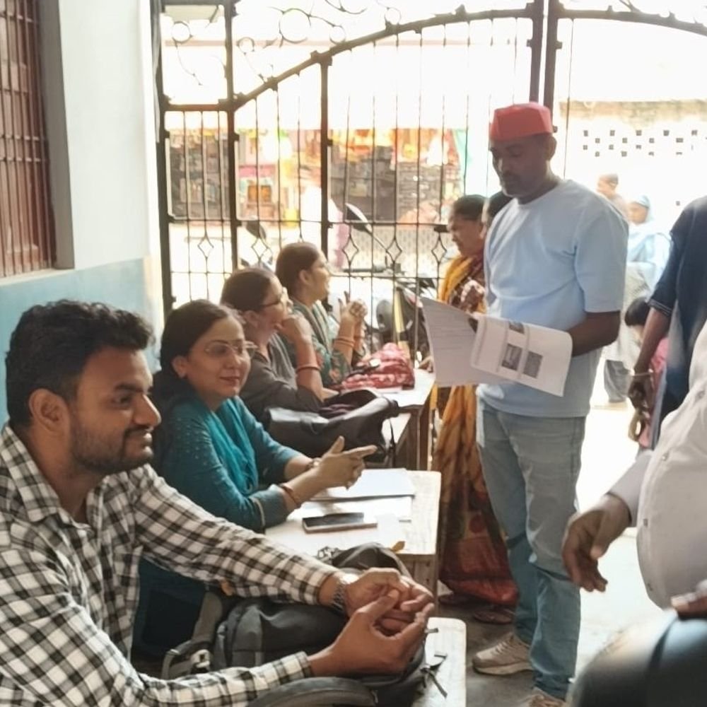 उन्नाव में नए वोटरों के नाम जोड़ने का अभियान चला:डीएम और सपा नेता ने बूथों पर पहुंचकर जायजा लिया, युवा मतदाताओं के जुड़ने का मौका