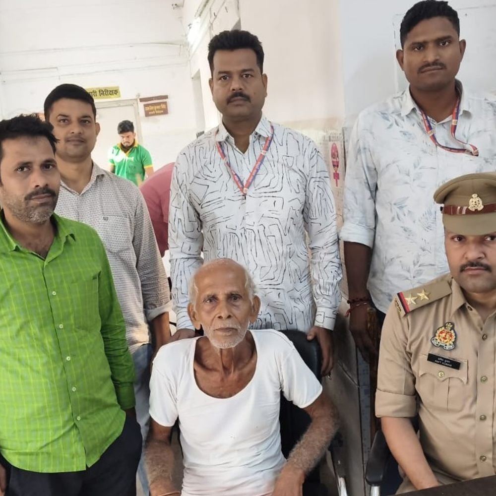 प्रयागराज स्टेशन पर 80 साल के बुजुर्ग लापता:GRP ने CCTV फुटेज से 25 मिनट में खोजकर बेटे को सौंपा