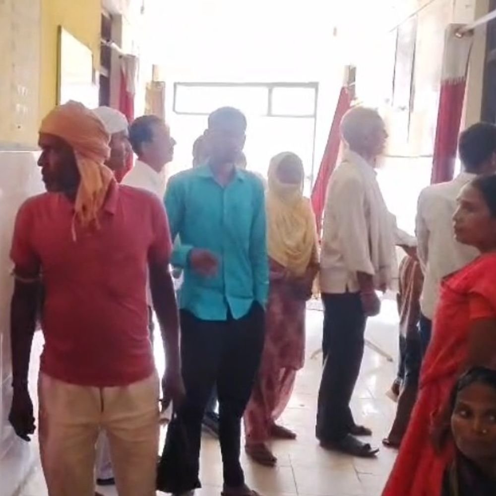 श्रावस्ती में करंट लगने से दो ग्रामीणों की मौत:11 हजार की लाइन अचानक चालू होने से हादसा, पोल लगाते समय चपेट में आए थे