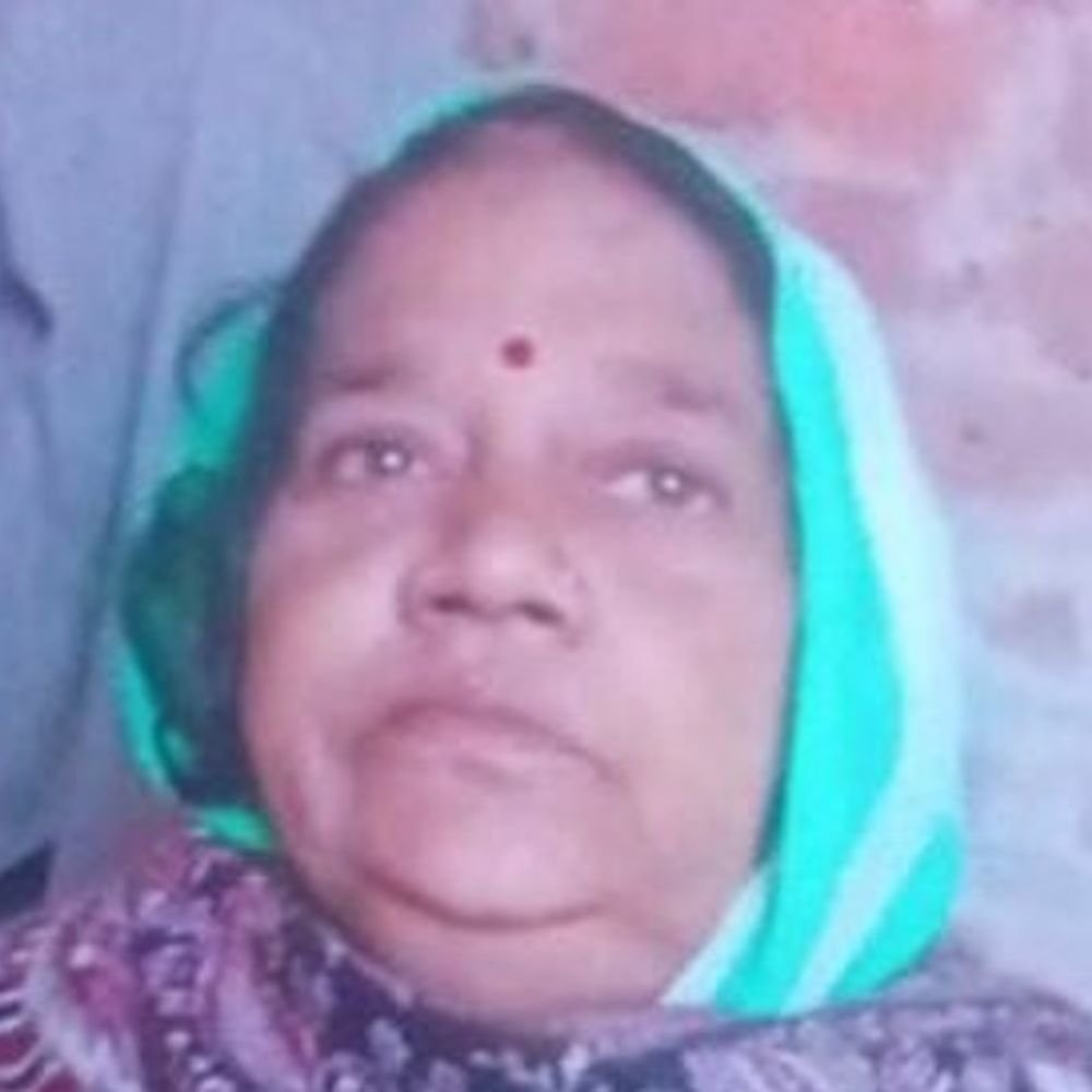 देवरिया में पिकअप की टक्कर से महिला की मौत:रामचक गांव के पास हुआ हादसा, मौसी के ब्रह्मभोज से लौट रही थी, पति घायल