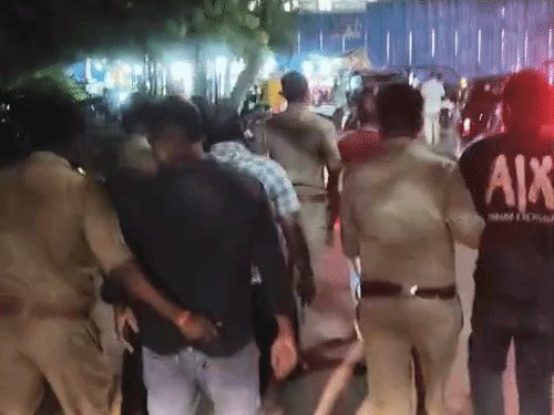 प्रयागराज में सड़कों, पार्कों में शराब पीने वालों को खदेड़ा:फुटपाथ पर छलका रहे थे जाम, पुलिस ने दौड़ाया तो बोतल गिलास लेकर भागे