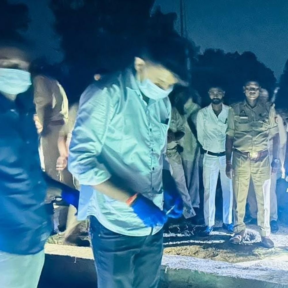 आज अखबार नहीं आएगा, पढ़िए बांदा की बड़ी खबरें:दुर्गा प्रतिमाओं की शोभा यात्रा में हेलीकॉप्टर से पुष्पवर्षा, बागे नदी में बहता मिला शव