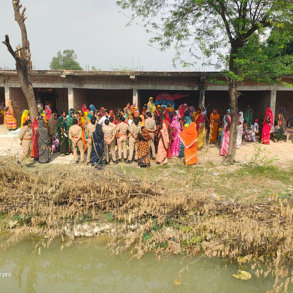 कल्याणी-नदी में डूबे दो चचेरे भाइयों का एक साथ अंतिम-संस्कार:पोस्टमार्टम के बाद घर पहुंचे दोनों के शव; कृष्णानगर के पास अस्थायी पुल से गुजरते समय नदी में गिरे थे