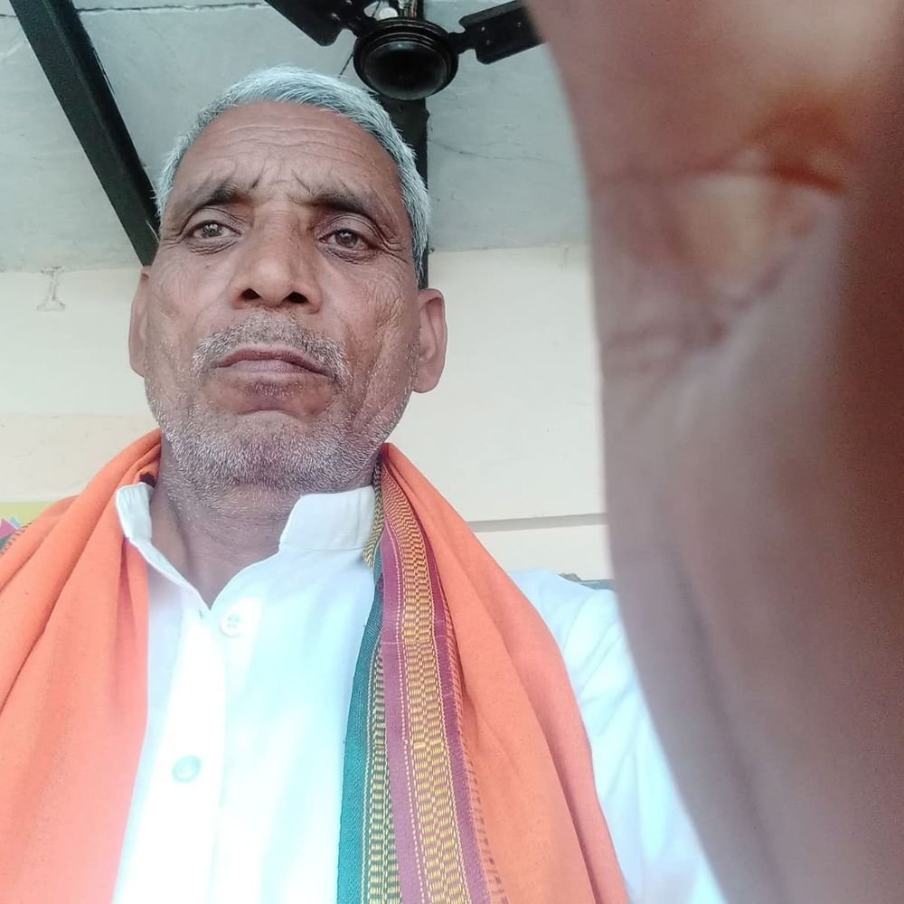 ससुराल से लौटे अधेड़ का शव फंदे पर लटका मिला:बदायूं में मोबाइल 4 किमी दूर मिला, बाइक पास खड़ी; हत्या की आशंका