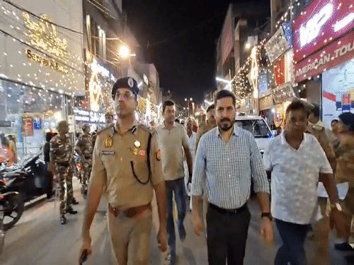 अयोध्या में डीएम-एसएसपी ने किया पैदल मार्च:सीसीटीवी और ड्रोन से निगरानी के निर्देश; चौक, घंटाघर, फतेहगंज और नाका क्षेत्र में सुरक्षा व्यवस्था का लिया जायजा