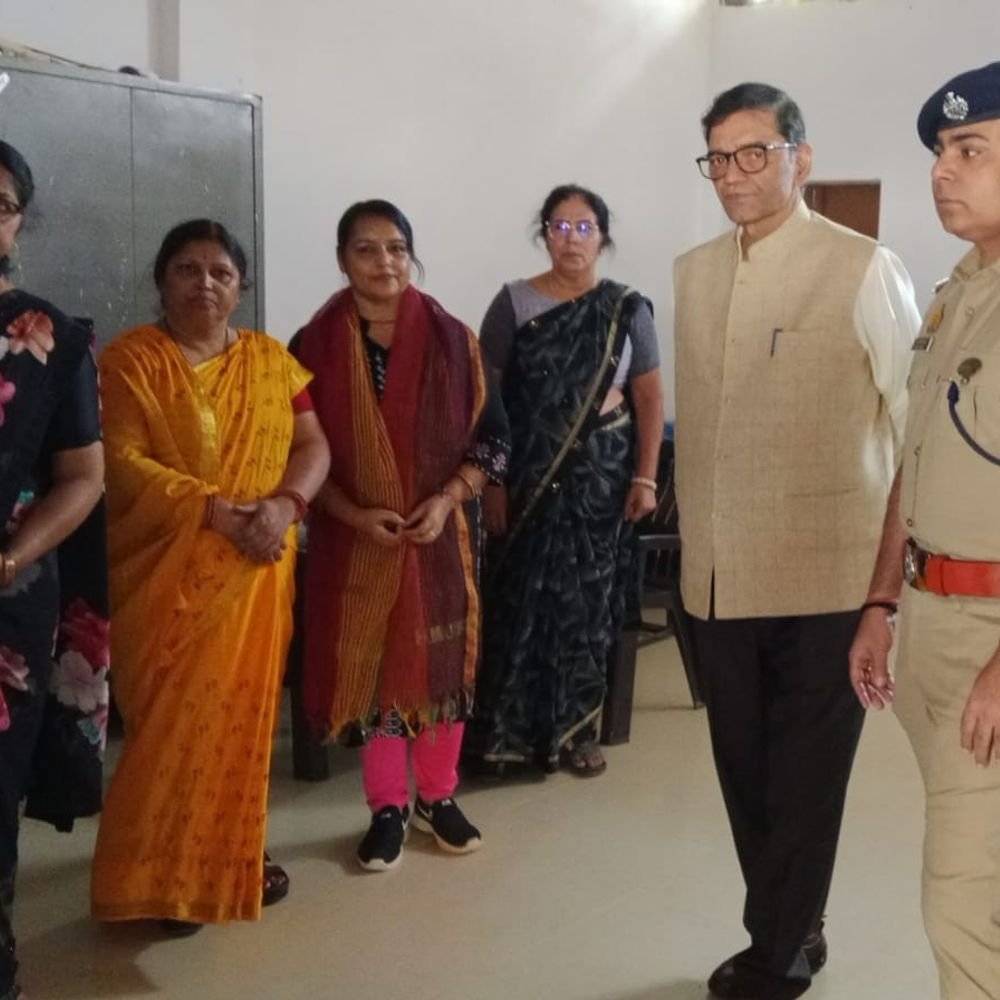 बलिया में DM-SP ने मतदाता पंजीकरण कैंपों का निरीक्षण किया:बोले- कोई पात्र वोटर न छूटे, बीएलओ से नए मतदाताओं के पंजीकरण की ली जानकारी