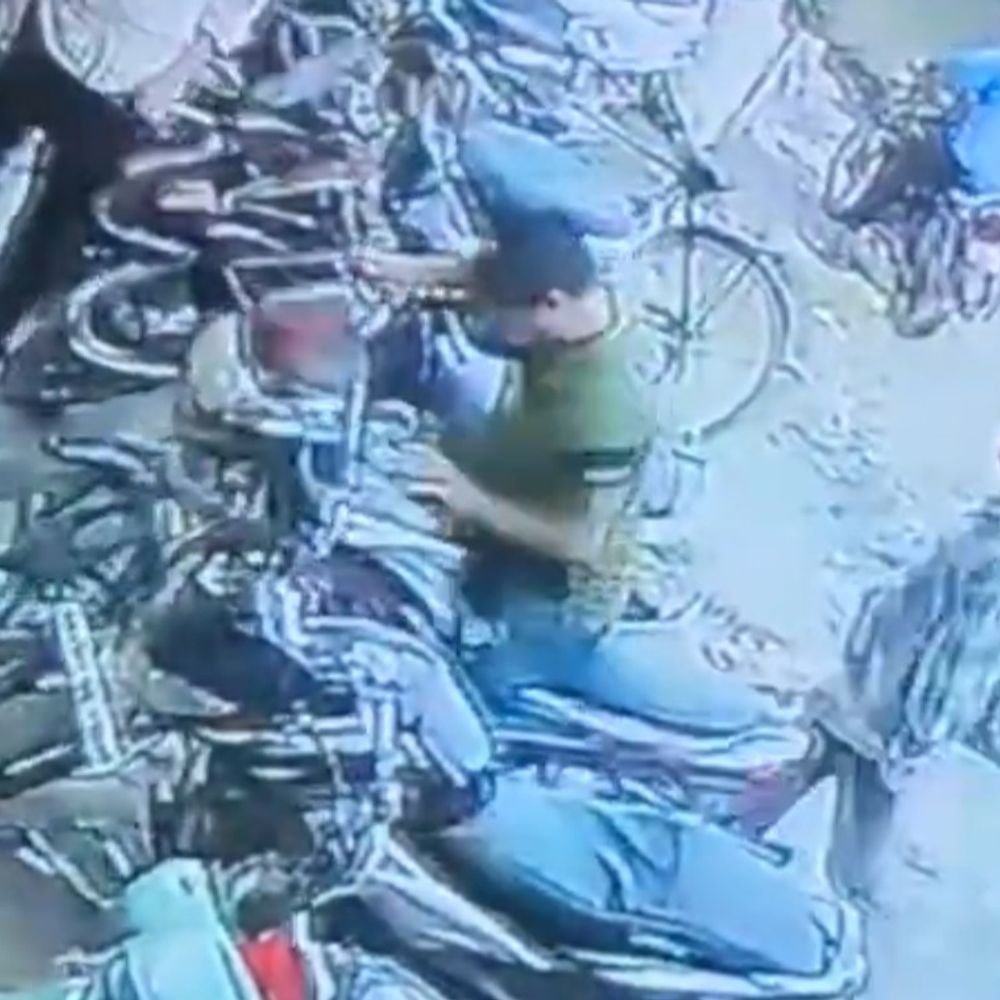 पुलिस चेकिंग करती रही और 18 सेकेंड में बाइक चोरी:मेरठ में एल ब्लॉक चौराहे पर वाहन चोरी का CCTV सामने आया