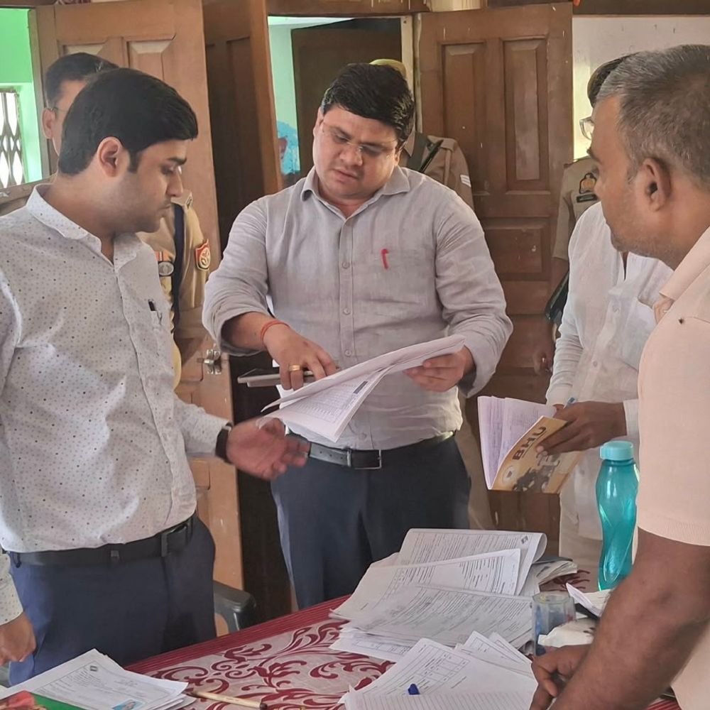 मतदाता सूची में नाम जोड़ने का विशेष कैंप लगा:डीएम ने बूथों का निरीक्षण किया, 2027 तक 18 साल के होने वाले युवा भी जुड़ेंगे