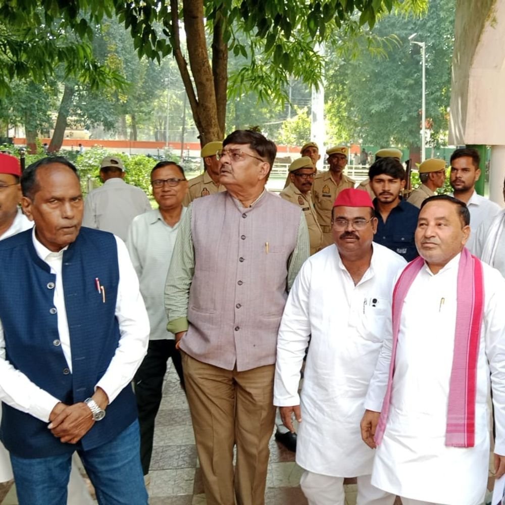 MLC चुनाव को लेकर सपा ने DM को सौंपा ज्ञापन:लखीमपुर खीरी में 23 अक्टूबर को होगा लखनऊ खंड स्नातक-शिक्षक का चुनाव