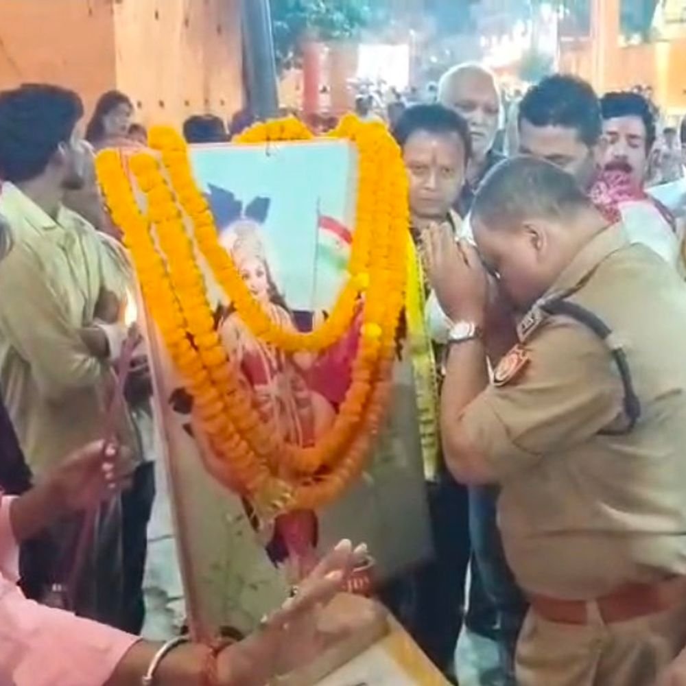 सुल्तानपुर के सीताकुंड घाट पहुंची बड़ी दुर्गा प्रतिमा:नदी का जलस्तर बढ़ने से प्रशासन ने सावधानी बरतने की अपील की