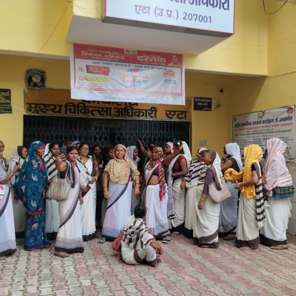 आशा कार्यकर्ताओं ने सीएमओ कार्यालय का घेराव कर तालाबंदी की:18 हजार मानदेय और नियमित करने की मांग, जमकर की नारेबाजी