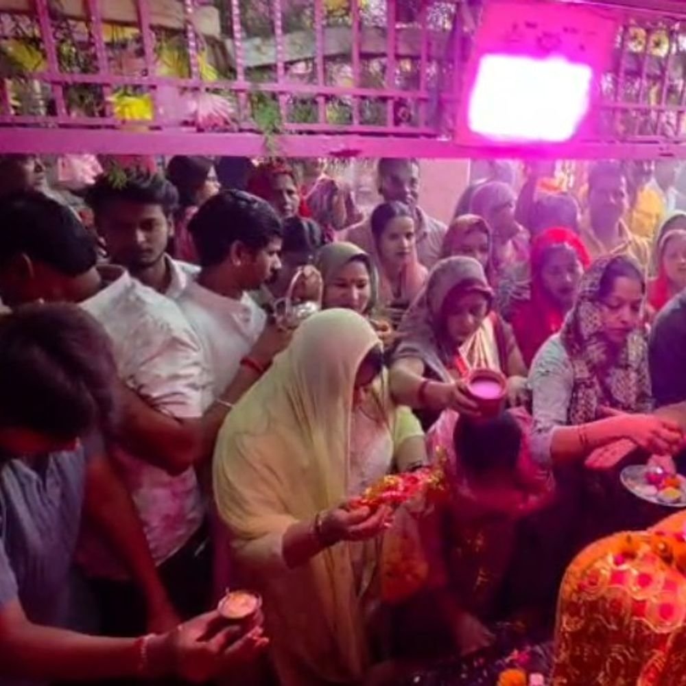 एटा के मंदिरों में नवरात्र के पहले दिन उमड़े भक्त:माता शैलपुत्री और 250 साल पुराने पथवारी मंदिर में की विशेष पूजा