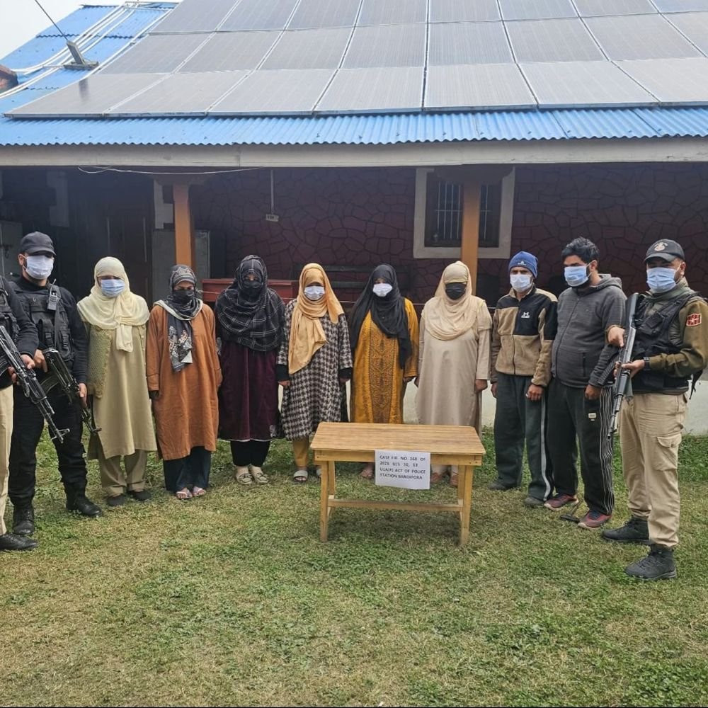 कश्मीर में प्रतिबंधित संगठन से जुड़े 6 संदिग्ध गिरफ्तार:इनमें 3 महिलाएं: 15 सीक्रेट बैठकों और ₹7-8 लाख फंडिंग की जांच
