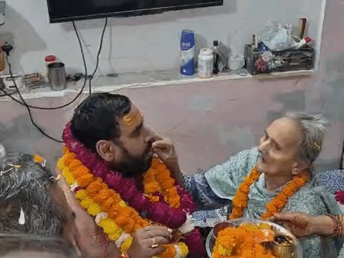 लगातार दूसरी बार MLC बने मानवेंद्र प्रताप सिंह:अलीगढ़ में कार्यकर्ताओं ने किया स्वागत, घर पहुंचकर मां से लिया आशीर्वाद