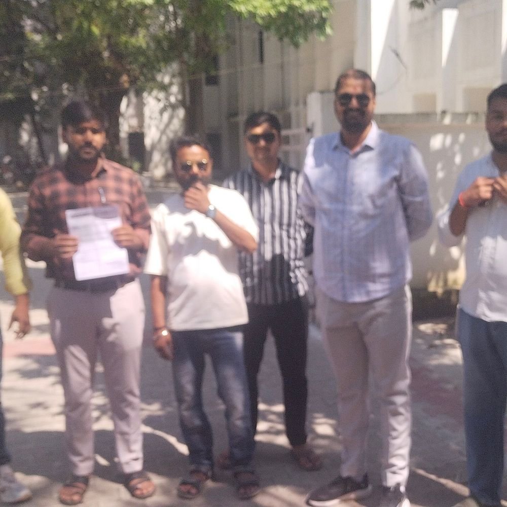 मरीजों से मनमाना किराया वसूलने का आरोप:ललितपुर में एम्बुलेंस की दरें तय कराने को डीएम से मिले भाजयुमो नेता