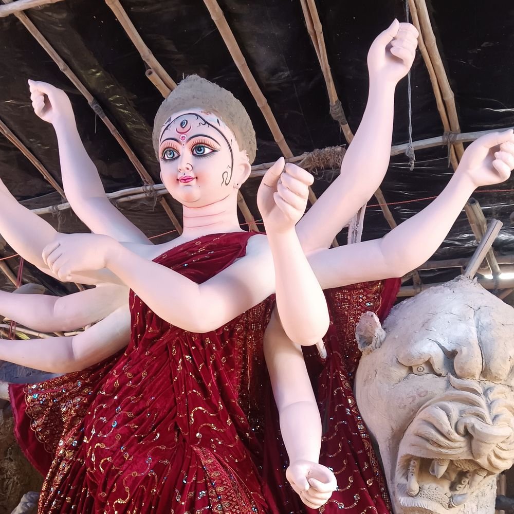 5 महीने की मेहनत से बन रहीं दुर्गा प्रतिमाएं:पश्चिम बंगाल के कलाकार कर रहे तैयार, 80 हजार तक की मिली बुकिंग