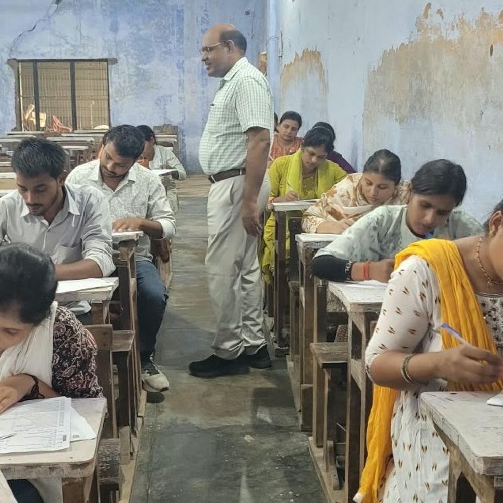 डीएलएड के 24,506 प्रशिक्षणार्थियों की बैक पेपर परीक्षा हुई:शुक्रवार को प्रदेश के 103 केंद्रों पर आयोजित