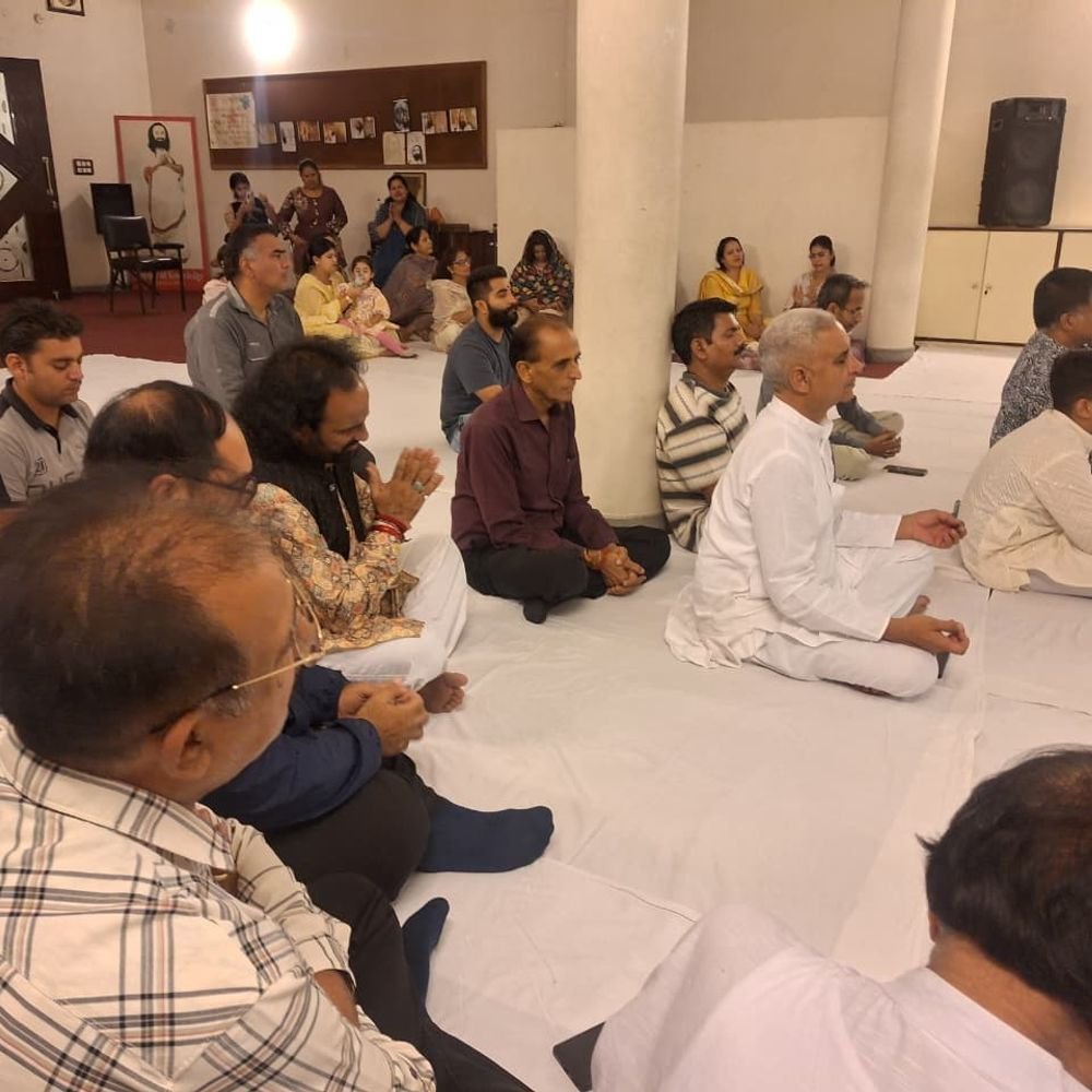 नवरात्रि में विशेष सत्संग:सहारनपुर में आर्ट ऑफ लिविंग की भक्ति और संगीत का संगम; मिलन मेहता ने गाए भजन