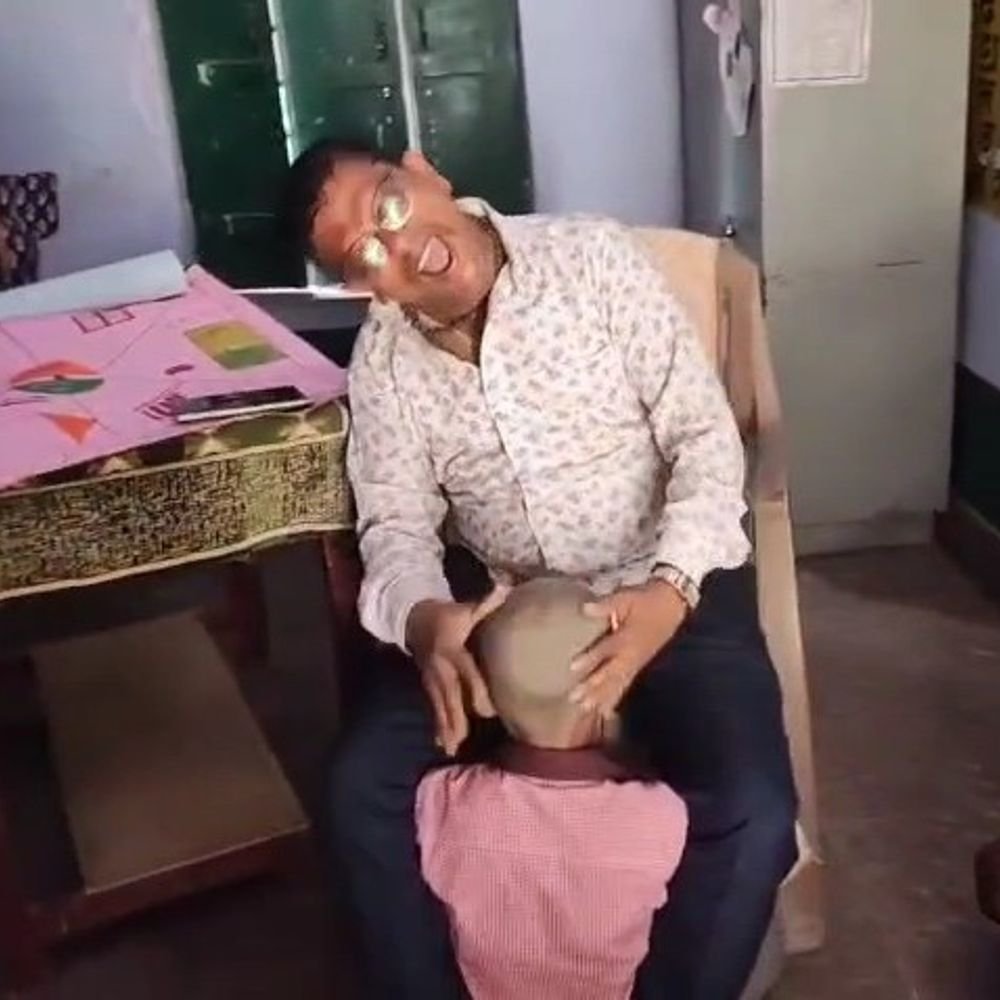 छात्र के सिर पर तबला बजाने वाले हेड मास्टर सस्पेंड:इटावा के सरकारी स्कूल में सिर मुंडवाकर आया था बच्चा, ठहाके लगाते नजर आए थे
