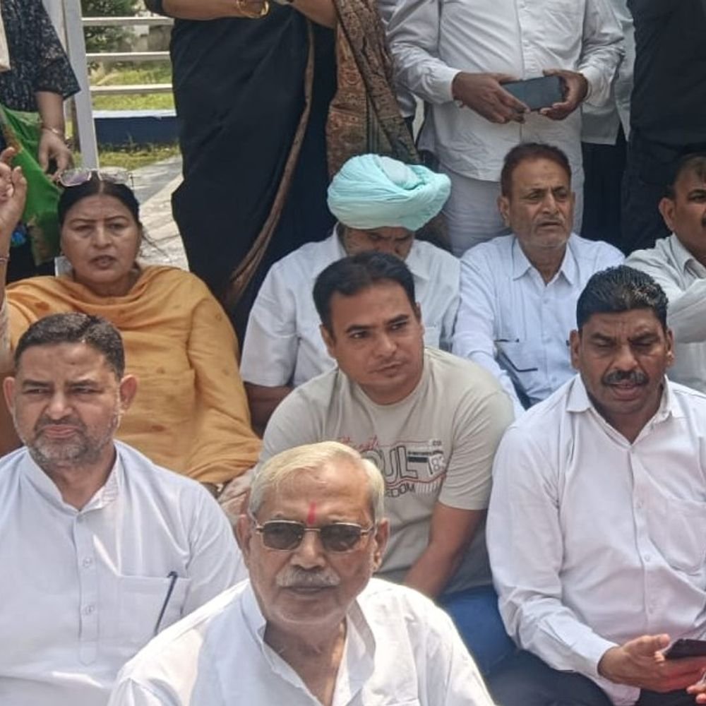 ज्ञानेश कुमार के खिलाफ मेरठ में कांग्रेसियों का हल्लाबोल:गली गली में शोर है, ज्ञानू चाचा चोर है के लगाए नारे, बुलेट पर पहुंची पूनम पंडित