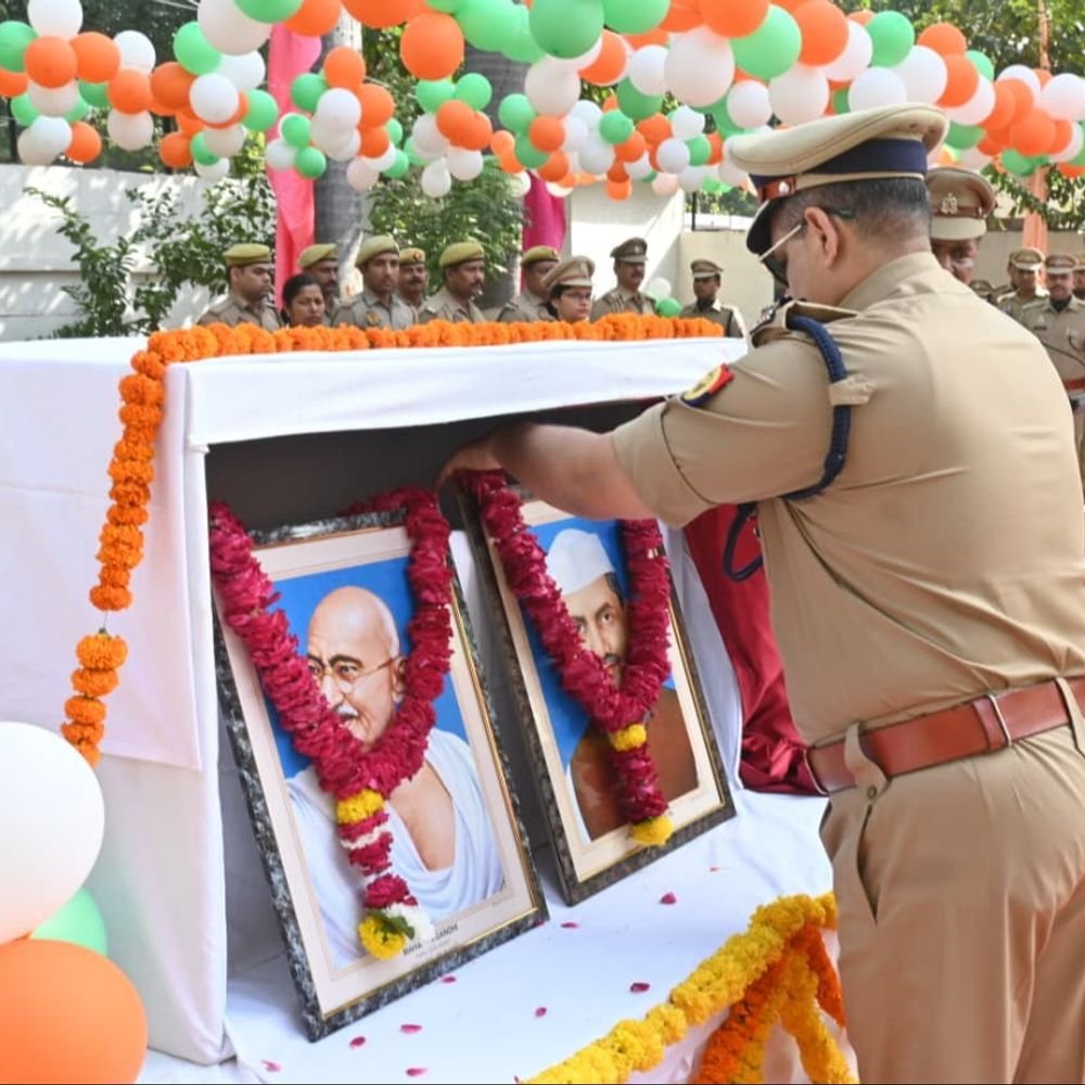 आगरा में गांधी जयंती पर तीन जगह हुए कार्यक्रम:पुलिसकर्मियों को दिलाई गई शपथ, NCC कैडेट्स ने चलाया स्वच्छता अभियान