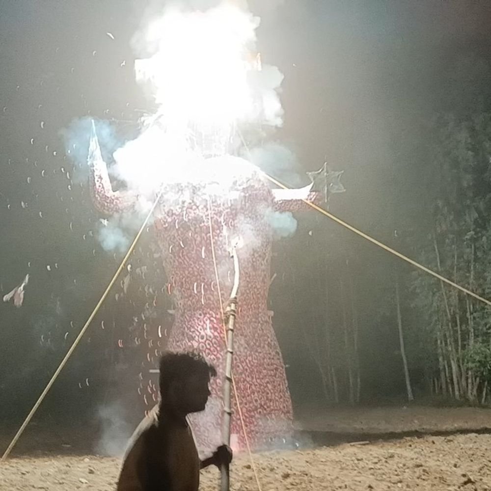 सोनई में रावण दहन:सोना देवी मंदिर से निकली सवारी, अग्निबाण लगते ही जल उठा पुतला