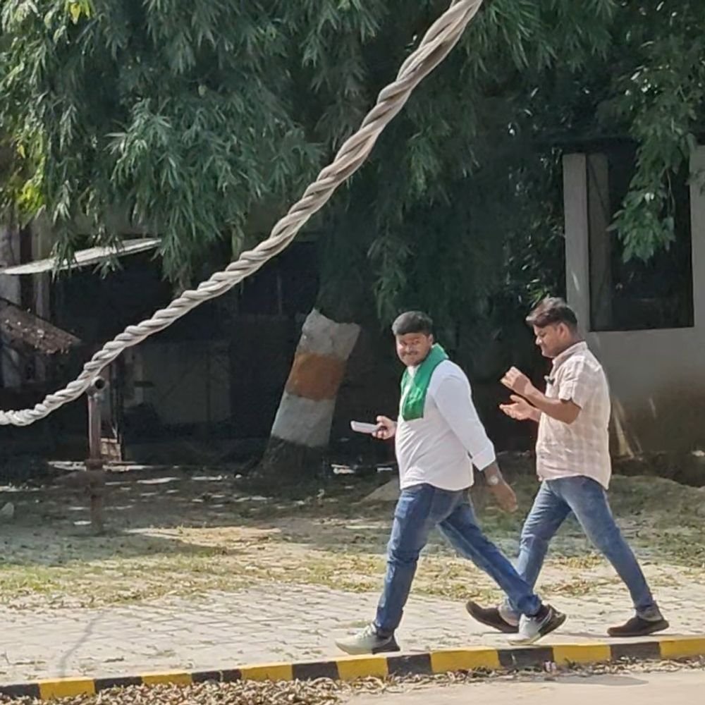 कन्नौज कलेक्ट्रेट में जमीन छू रही बिजली लाइन:फरियादियों-प्रदर्शनकारियों को खतरा, जेई बोले- सप्लाई बंद कर ठीक करवाई जा रही लाइन