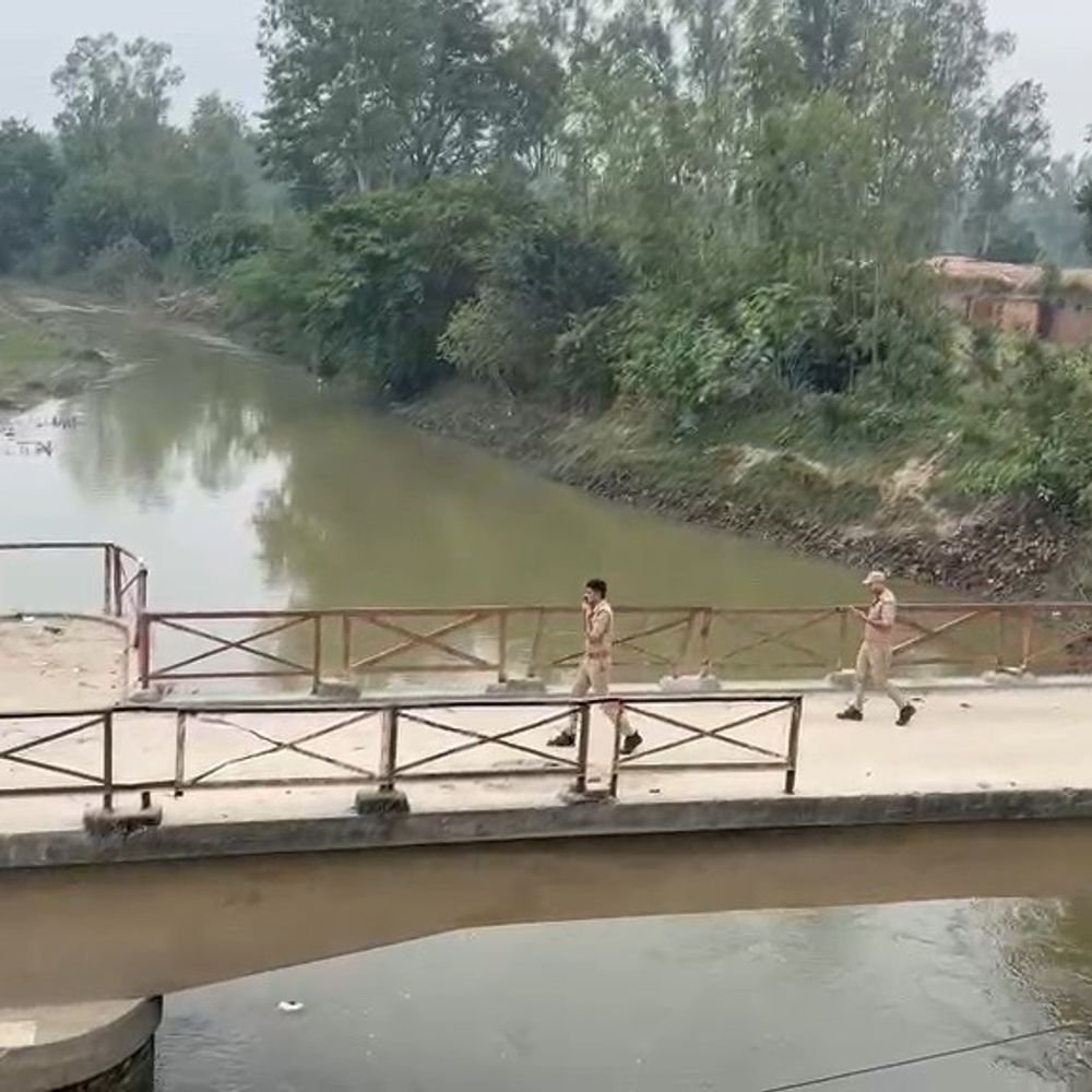 पीलीभीत में कटना नदी में कूदा युवक, मछुआरों ने बचाया:कार में शराब की खाली बोतल, सिगरेट, ब्लेड और खून से सना रुमाल मिला, अस्पताल में भर्ती