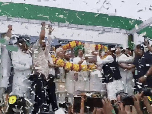 जयंत के गले में गमछा, जुबां पर ब्रज की बात:आगरा में रालोद मुखिया ने सियासी दांव खेला, पुरखों के संघर्ष भी याद दिलाए