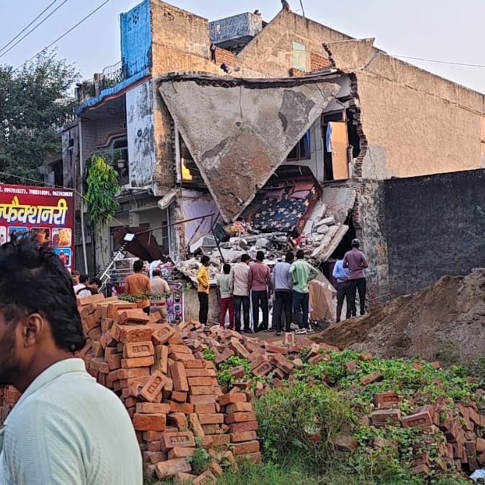 बुलंदशहर में बेसमेंट की खुदाई से दो मंजिला इमारत ढही:परिवार खाटू श्याम दर्शन करने गया था, पुलिस आसपास के घर खाली कराए