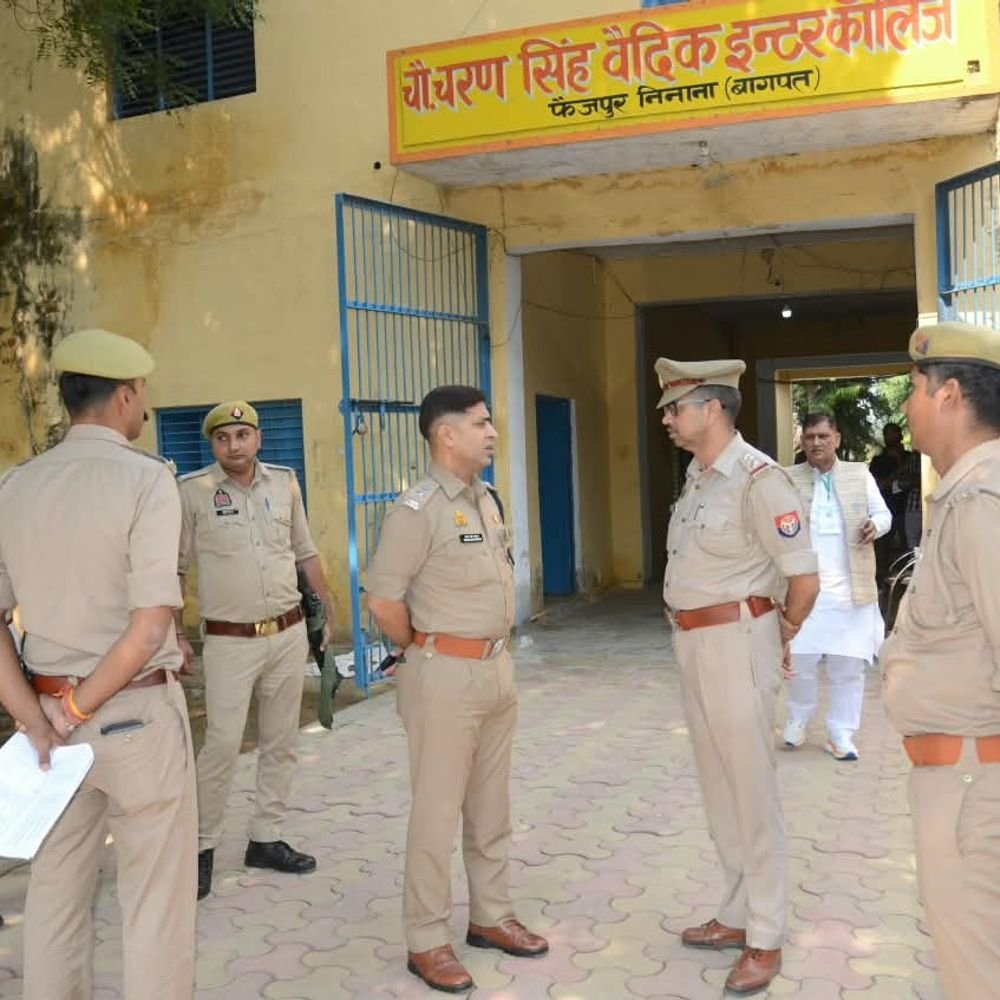 बागपत में PET परीक्षा के लिए एएसपी ने सुरक्षा जांची:प्रवीण कुमार चौहान ने केंद्रों का निरीक्षण कर पुलिसकर्मियों को दिए सतर्कता के निर्देश
