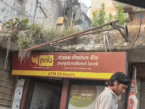 PNB एटीएम से छेड़छाड़, FIR:अलीगढ़ में बैंक शाखा से दूर लगे एटीएम में 3 अक्टूबर को हुई थी घटना, सीसीटीवी से संदिग्धों की पहचान करेगी पुलिस