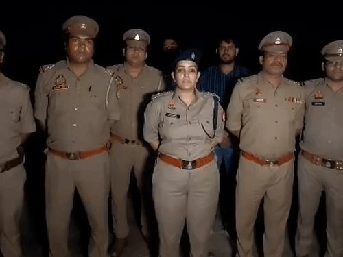 युवती से गैंगरेप करने वालों का एनकाउंटर:गाजियाबाद में पुलिस ने दोनों को दौड़ाकर पैर में गाेली मारी, कंधे पर टांगकर लाई पुलिस