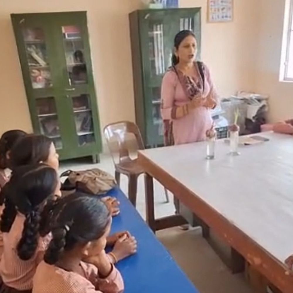 सरकारी स्कूल में कांवेंट जैसी पढ़ाई करा रही पल्लवी:हाथरस में संवार रहीं स्कूली बच्चों का भविष्य, राज्य अध्यापक पुरस्कार से हो चुकीं सम्मानित