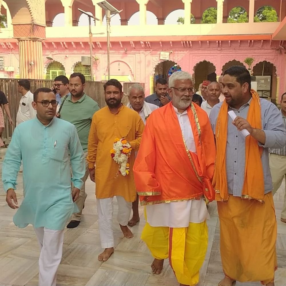 जलशक्ति मंत्री ने दाऊजी महाराज के दर्शन किए:बोले- ब्रज का विकास सरकार की प्राथमिकता- लोगों ने बिजली-बस की समस्या बताई