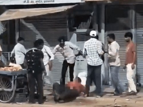 युवक को सड़क पर गिराकर बेल्ट-लात-घूंसे बरसाए:प्रयागराज में 7-8 हमलावरों ने सरेआम दिखाई गुंडागर्दी, वीडियो सामने आया